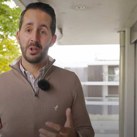 🎬🚀 𝐋𝐞 𝐏𝐨𝐢𝐧𝐭 𝐈𝐦𝐦𝐨 - 𝐋𝐚 𝐓𝐞́𝐥𝐞́ 𝐱 𝐏𝐑𝐎𝐗𝐈𝐌𝐌𝐎 💥 😉

🏡 Acheter sur plans ? 🔑 

Si l’on souhaite acheter neuf, on se tourne très souvent vers l’achat sur plans. Quels sont les enjeux et avantages de cette démarche ? 🍀

Dans ce nouvel épisode du Point Immo, on explique pourquoi acheter sur plans constitue une vraie opportunité et un très bon investissement à moyen et long terme. 🤩

Chez PROXIMMO, nous sommes heureux de vous accompagner depuis plus de 15 ans dans cette belle étape de vie ! 😉 💚

👇🏼 Voir (ou revoir) l’épisode complet ici : 
https://latele.ch/emissions/le-point-immo/le-point-immo-s-2025-e-7

Prenons le temps de nous rencontrer. Tout simplement. ✨ 🤗

@latele.ch 
#proximmo #immobilier #icionvend