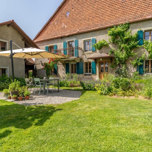💚 UNIQUE ! VOTRE COIN DE PARADIS À 15 MIN DE LAUSANNE 😍🔑

Parfaitement située dans le charmant et paisible village de Vulliens, à 15 min de Lausanne, cette magnifique ferme d’époque rénovée jouit d’un cachet unique et d’un environnement très privilégié, protégé des nuisances et à quelques minutes de toutes les commodités. 

Et si votre prochain chez-vous se trouvait ici ? 😉

Prenons le temps de nous rencontrer. 
Tout simplement. 

#immobilier #proximmo #proximmoagenceimmobiliere  #icionvend