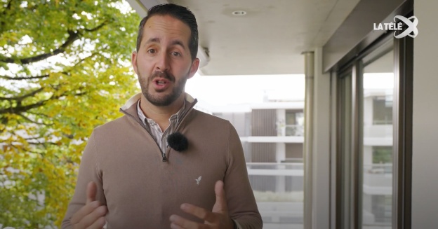 🎬🚀 𝐋𝐞 𝐏𝐨𝐢𝐧𝐭 𝐈𝐦𝐦𝐨 - 𝐋𝐚 𝐓𝐞́𝐥𝐞́ 𝐱 𝐏𝐑𝐎𝐗𝐈𝐌𝐌𝐎 💥 😉

🏡 Acheter sur plans ? 🔑 

Si l’on souhaite acheter neuf, on se tourne très souvent vers l’achat sur plans. Quels sont les enjeux et avantages de cette démarche ? 🍀

Dans ce nouvel épisode du Point Immo, on explique pourquoi acheter sur plans constitue une vraie opportunité et un très bon investissement à moyen et long terme. 🤩

Chez PROXIMMO, nous sommes heureux de vous accompagner depuis plus de 15 ans dans cette belle étape de vie ! 😉 💚

👇🏼 Voir (ou revoir) l’épisode complet ici : 
https://latele.ch/emissions/le-point-immo/le-point-immo-s-2025-e-7

Prenons le temps de nous rencontrer. Tout simplement. ✨ 🤗

@latele.ch 
#proximmo #immobilier #icionvend