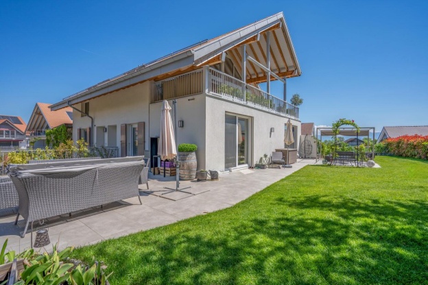 💚 UN ÉQUILIBRE PARFAIT ENTRE MODERNITÉ ET SÉRÉNITÉ 🤩✨

Idéalement situé dans un environnement résidentiel calme et verdoyant, ce superbe appartement de 4.5 pièces, issu d’une transformation complète réalisée en 2023, se distingue par la qualité de sa conception et le soin apporté à chaque détail.

Un bien à découvrir sans tarder. 😉

Prenons le temps de nous rencontrer. 
Tout simplement. 

#immobilier #proximmo #proximmoagenceimmobiliere  #icionvend
