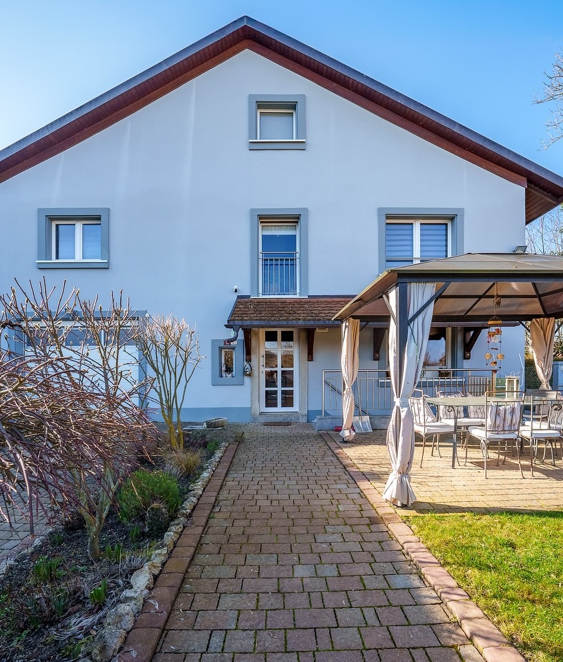 😍🔑 COUP DE COEUR À BALLENS ☺️🍀

Superbe maison avec cachet à visiter rapidement !

Prenons le temps de nous rencontrer. Tout simplement. 🤗

#proximmo #immobilier #vente #icionvend