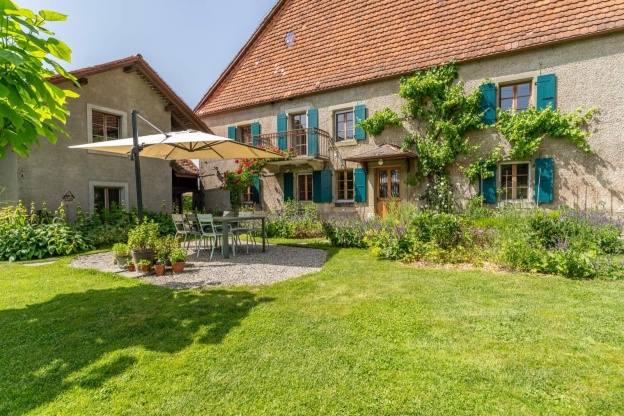 💚 UNIQUE ! VOTRE COIN DE PARADIS À 15 MIN DE LAUSANNE 😍🔑

Parfaitement située dans le charmant et paisible village de Vulliens, à 15 min de Lausanne, cette magnifique ferme d’époque rénovée jouit d’un cachet unique et d’un environnement très privilégié, protégé des nuisances et à quelques minutes de toutes les commodités. 

Et si votre prochain chez-vous se trouvait ici ? 😉

Prenons le temps de nous rencontrer. 
Tout simplement. 

#immobilier #proximmo #proximmoagenceimmobiliere  #icionvend