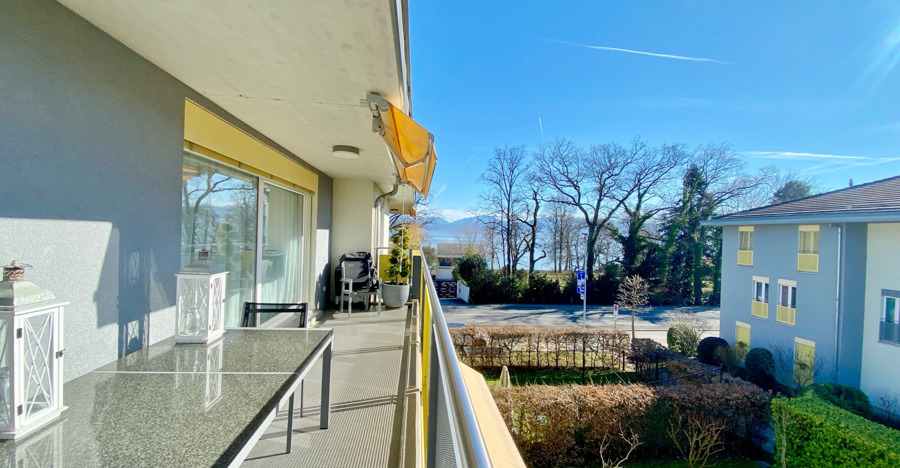 VIVRE À DEUX PAS DU LAC — SPACIEUX ATTIQUE AVEC BALCON ET VUE DÉGAGÉE