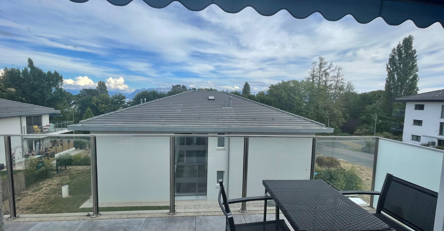 MAGNIFIQUE APPARTEMENT AVEC BALCON À 200M DU LAC