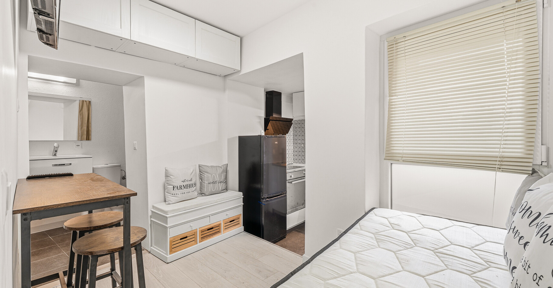 CHARMANT STUDIO RÉNOVÉ – VENDU MEUBLÉ