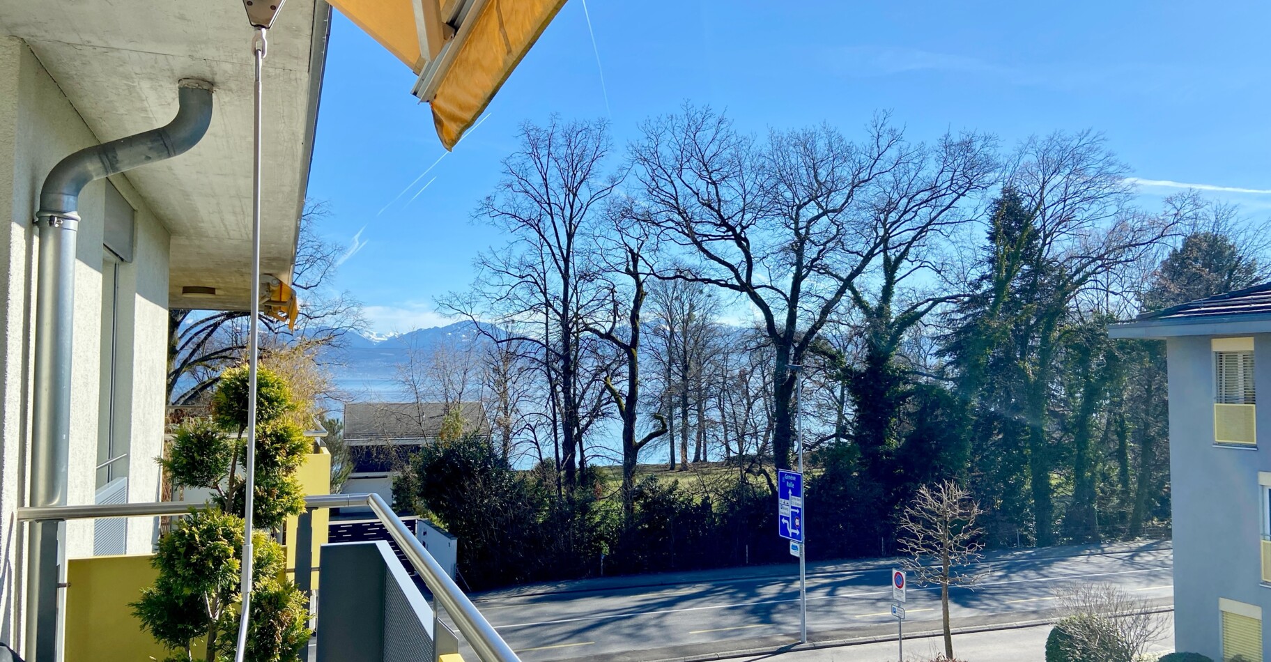 À DEUX PAS DES RIVES — SPACIEUX ATTIQUE AVEC BALCON ET VUE LAC 