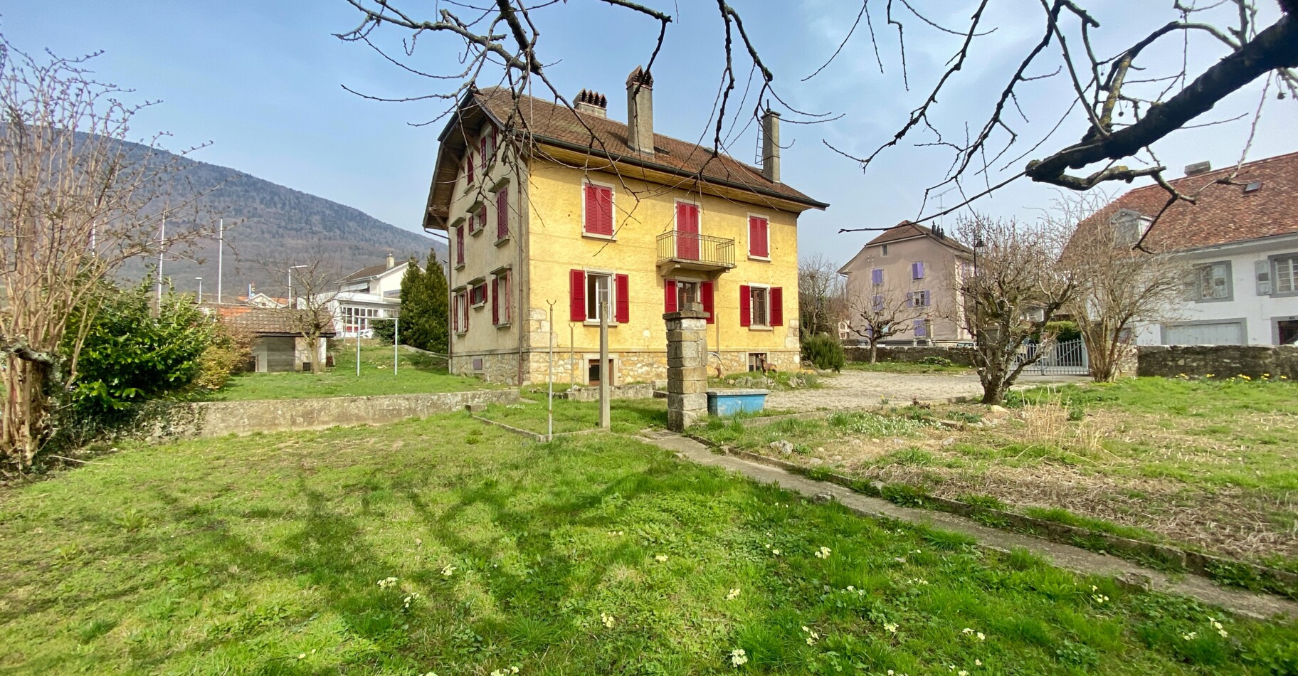 BELLE MAISON FAMILIALE DE DEUX APPARTEMENTS AVEC GRAND JARDIN 