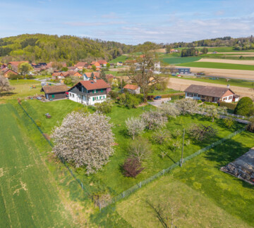 CHALET AU CALME AVEC GRAND JARDIN