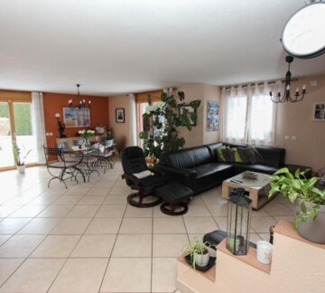 Superbe villa individuelle dans un cadre verdoyant.