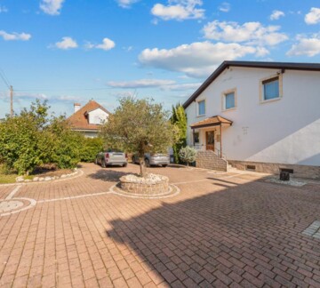 VILLA FAMILIALE AVEC PISCINE AU COEUR DE LUCENS