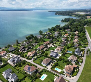 UNIQUE AU BORD DU LAC ! PERMIS EN FORCE !