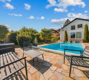 VILLA FAMILIALE AVEC PISCINE AU COEUR DE LUCENS