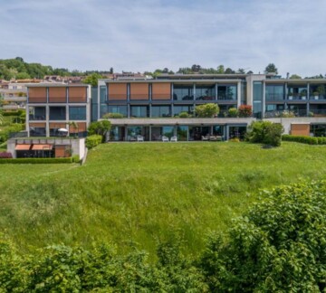 SPLENDIDE VUE SUR LE LAC DANS UN ÉCRIN DE VERDURE