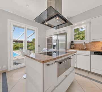 EN BORD DE VIGNE, VILLA AVEC PISCINE À 5 MIN DE MORGES