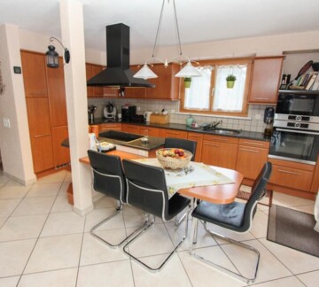 Superbe villa individuelle dans un cadre verdoyant.