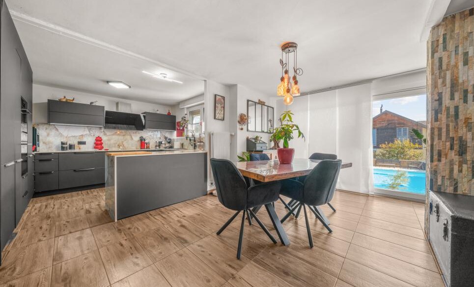 VILLA FAMILIALE AVEC PISCINE AU COEUR DE LUCENS