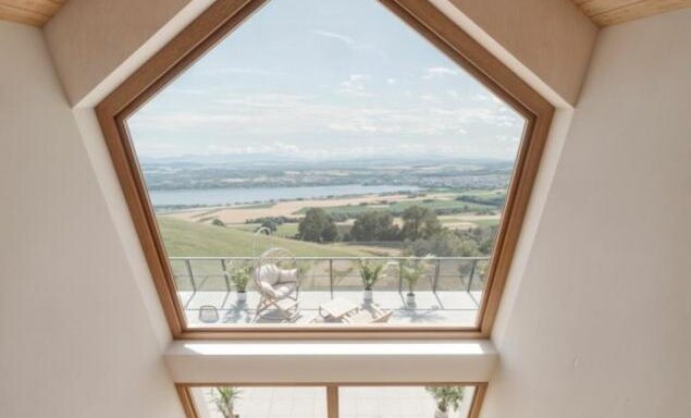 APPARTEMENT-TERRASSE AVEC VUE PLONGEANTE SUR LE LAC !