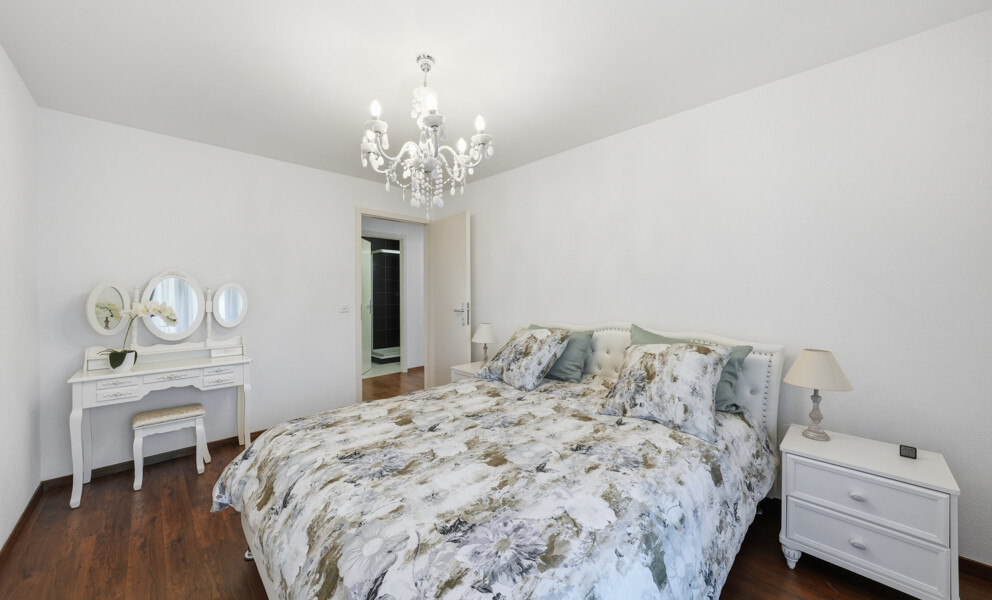 VIVRE À DEUX PAS DU LAC — SPACIEUX ATTIQUE AVEC BALCON ET VUE DÉGAGÉE