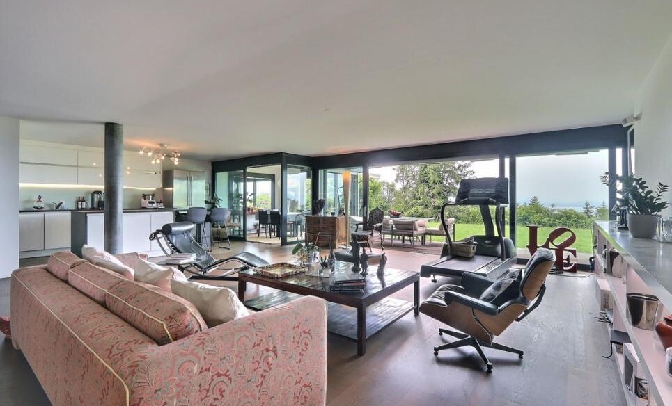 SPLENDIDE VUE SUR LE LAC DANS UN ÉCRIN DE VERDURE