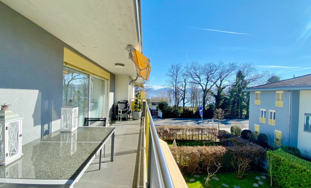À DEUX PAS DES RIVES — SPACIEUX ATTIQUE AVEC BALCON ET VUE LAC 