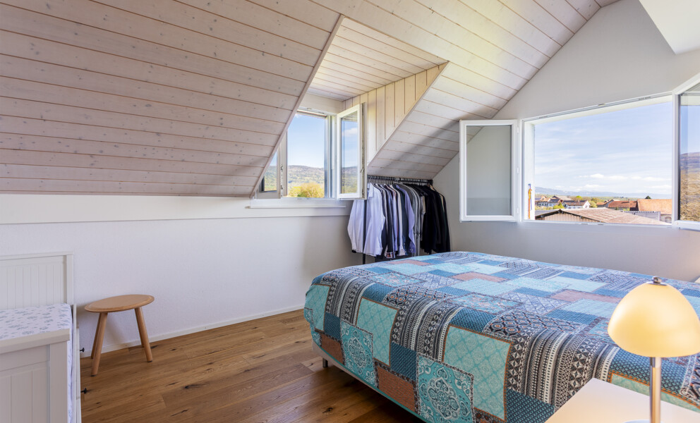A CUARNENS, ATTIQUE 5.5 PIECES AVEC MEZZANINE DE 200 M2 POUR FAMILLE