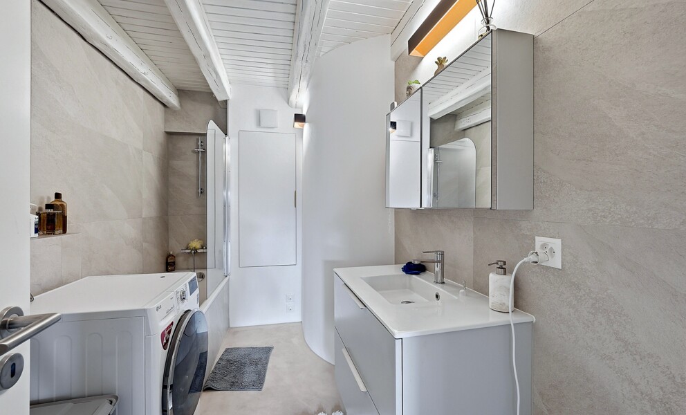 TRIPLEX DE CHARME RÉNOVÉ AVEC POUTRES APPARENTES