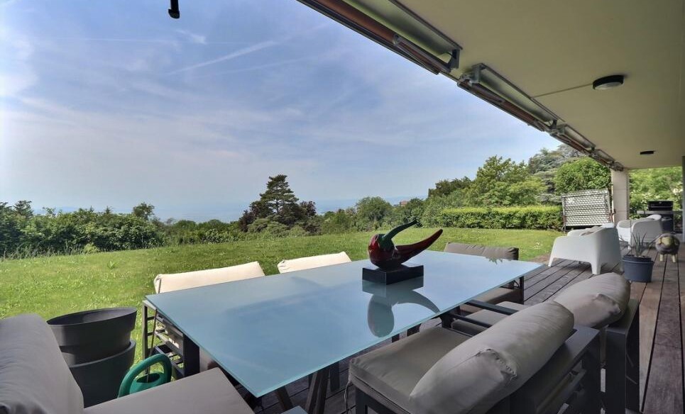 SPLENDIDE VUE SUR LE LAC DANS UN ÉCRIN DE VERDURE