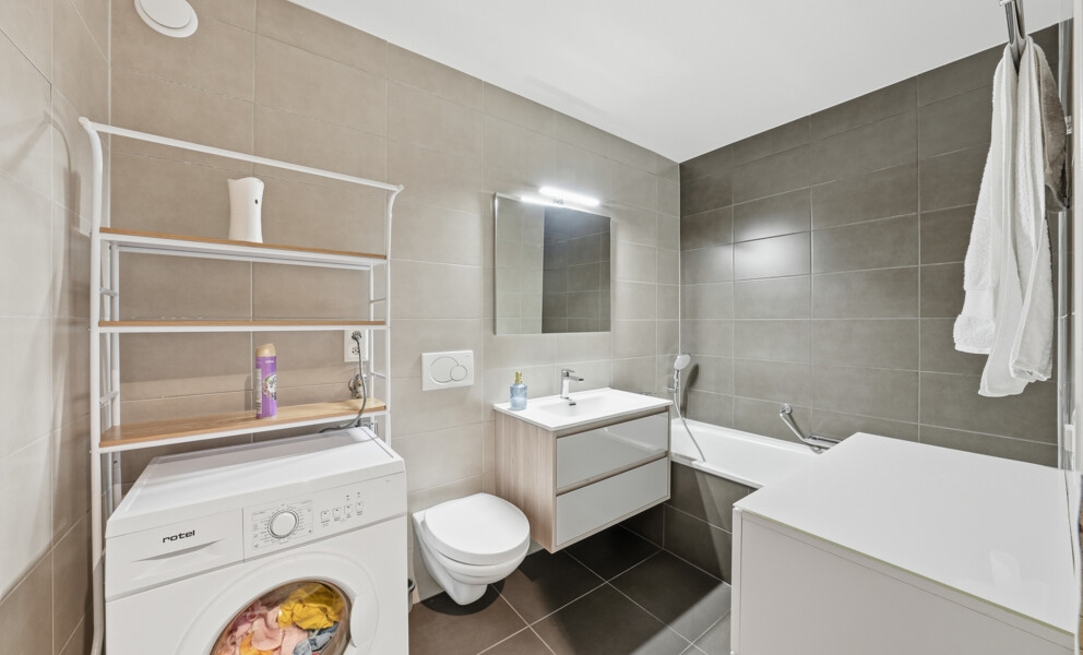 VIVRE À DEUX PAS DU LAC — SPACIEUX ATTIQUE AVEC BALCON ET VUE DÉGAGÉE