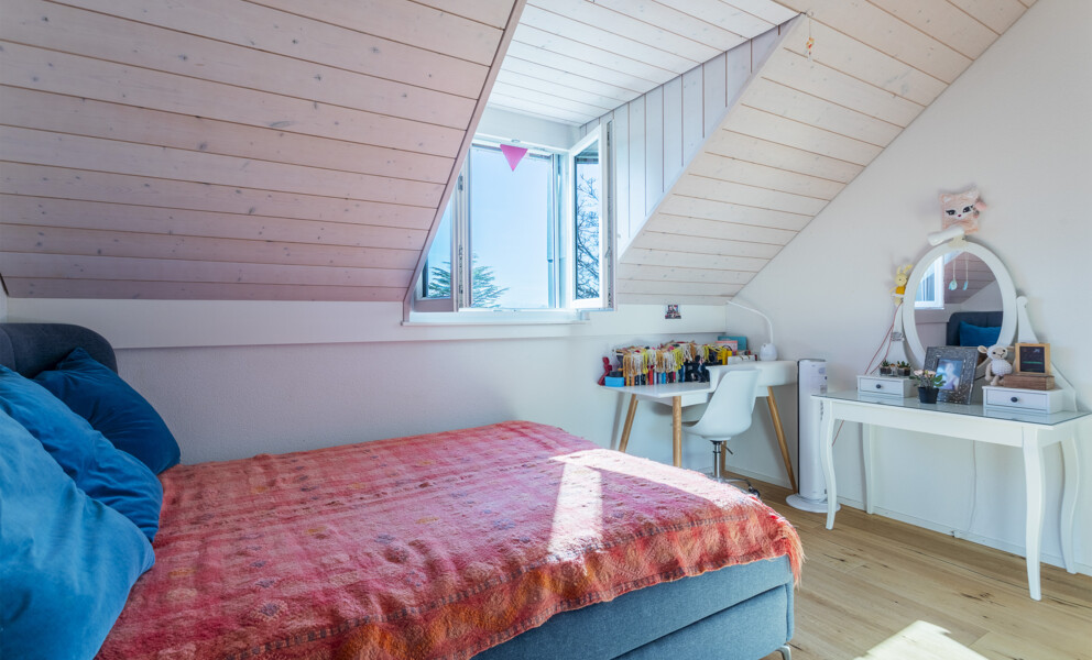 A CUARNENS, ATTIQUE 5.5 PIECES AVEC MEZZANINE DE 200 M2 POUR FAMILLE