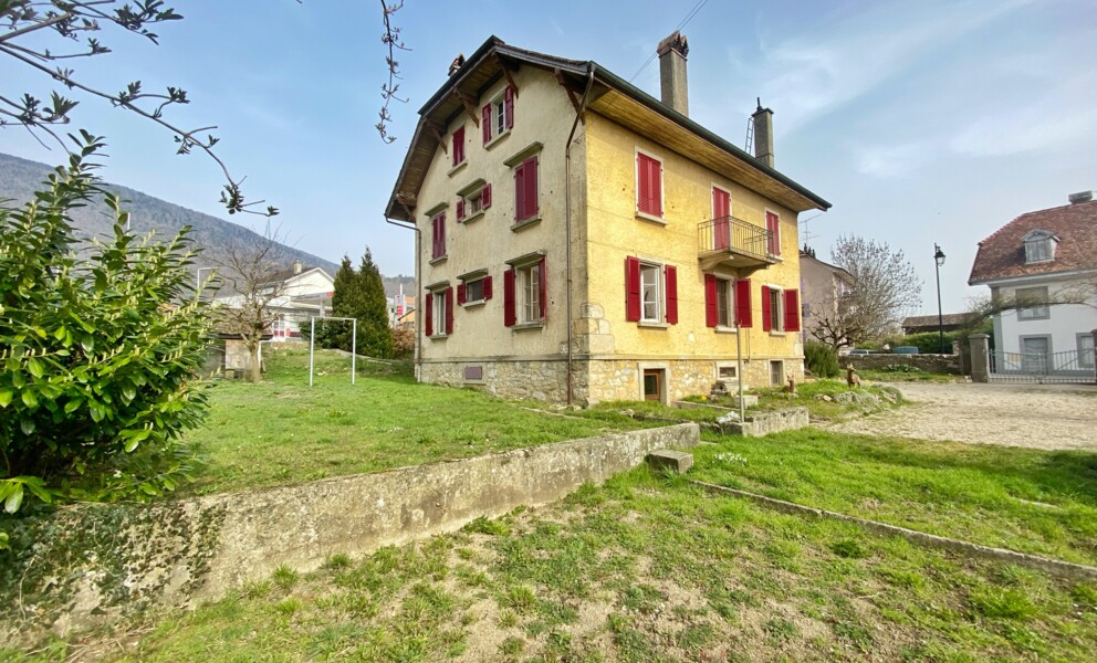 BELLE MAISON FAMILIALE DE DEUX APPARTEMENTS AVEC GRAND JARDIN 