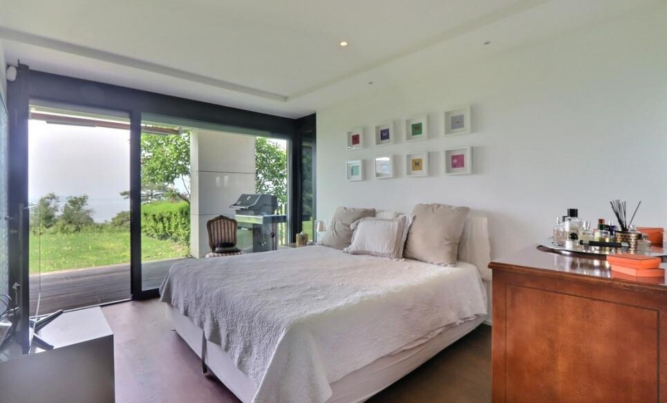 SPLENDIDE VUE SUR LE LAC DANS UN ÉCRIN DE VERDURE