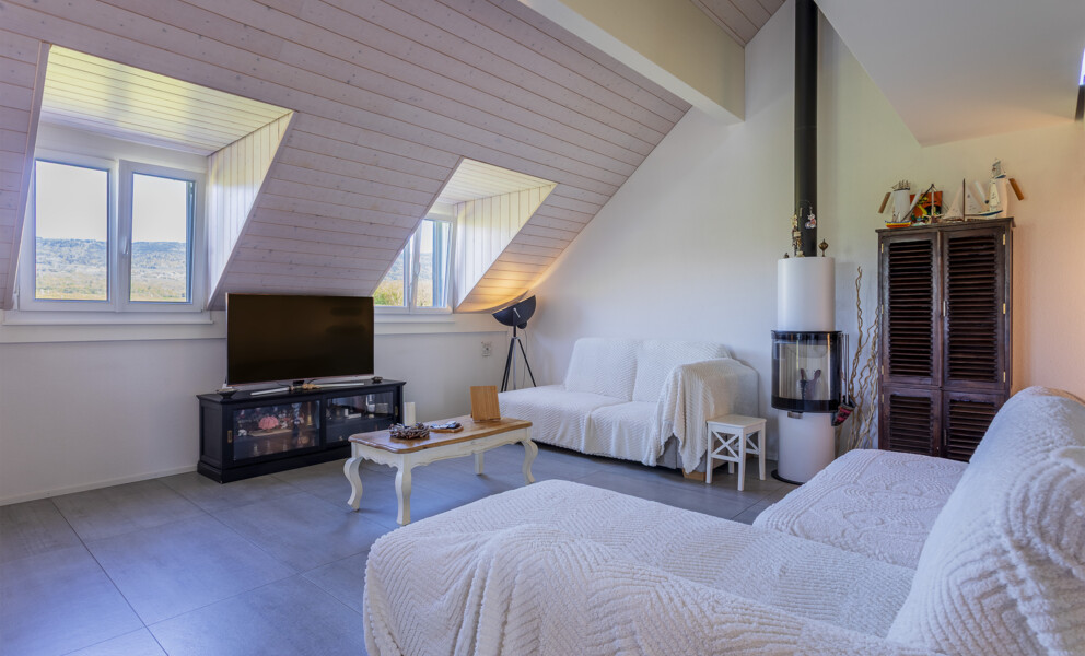 A CUARNENS, ATTIQUE 5.5 PIECES AVEC MEZZANINE DE 200 M2 POUR FAMILLE