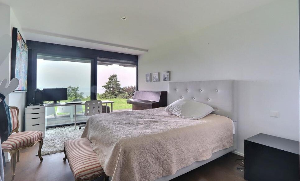 SPLENDIDE VUE SUR LE LAC DANS UN ÉCRIN DE VERDURE