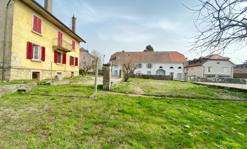 BELLE MAISON FAMILIALE DE DEUX APPARTEMENTS AVEC GRAND JARDIN 