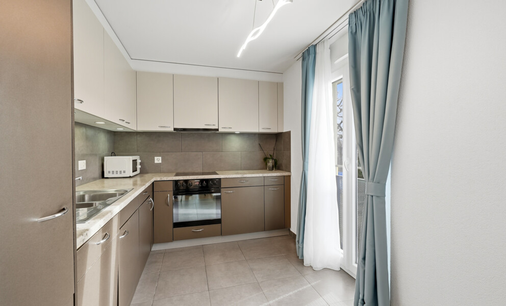 À DEUX PAS DES RIVES — SPACIEUX ATTIQUE AVEC BALCON ET VUE LAC 