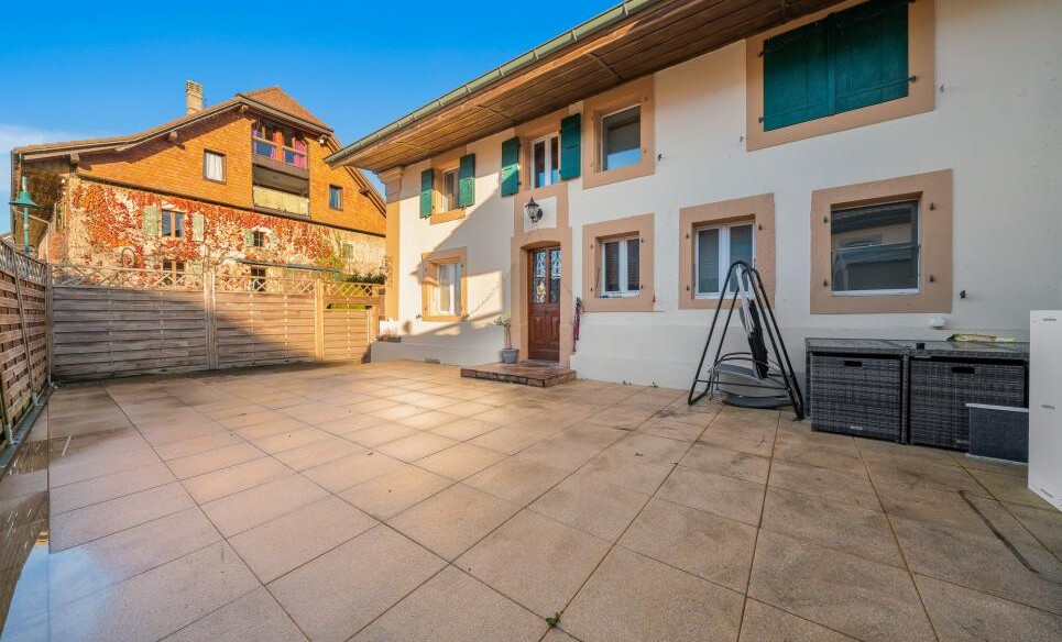 Spacieux duplex entièrement rénové avec grande terrasse exterieur