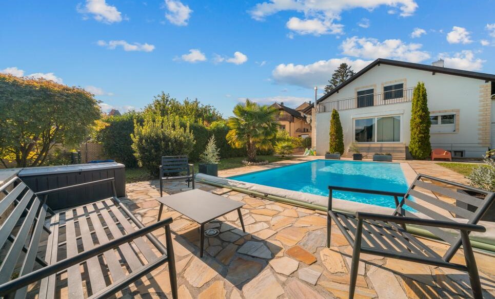 VILLA FAMILIALE AVEC PISCINE AU COEUR DE LUCENS