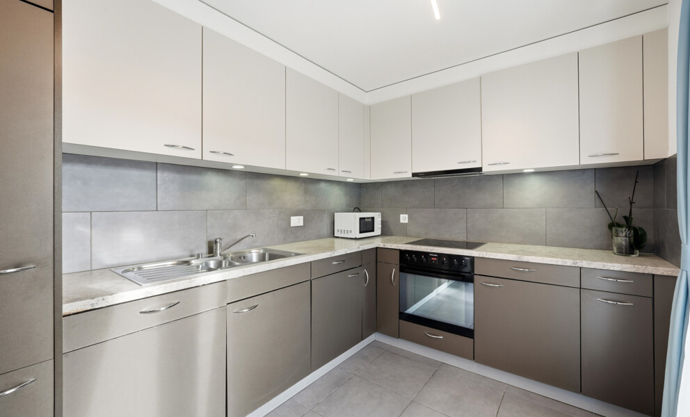 À DEUX PAS DES RIVES — SPACIEUX ATTIQUE AVEC BALCON ET VUE LAC 