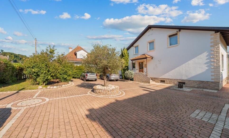 VILLA FAMILIALE AVEC PISCINE AU COEUR DE LUCENS