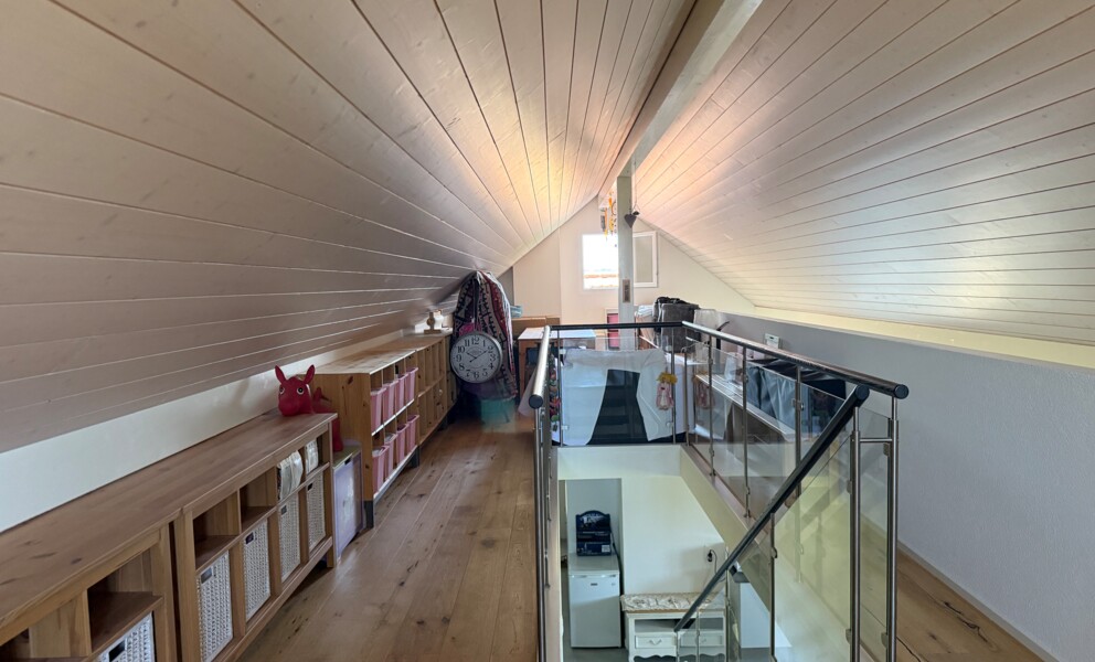 A CUARNENS, ATTIQUE 5.5 PIECES AVEC MEZZANINE DE 200 M2 POUR FAMILLE