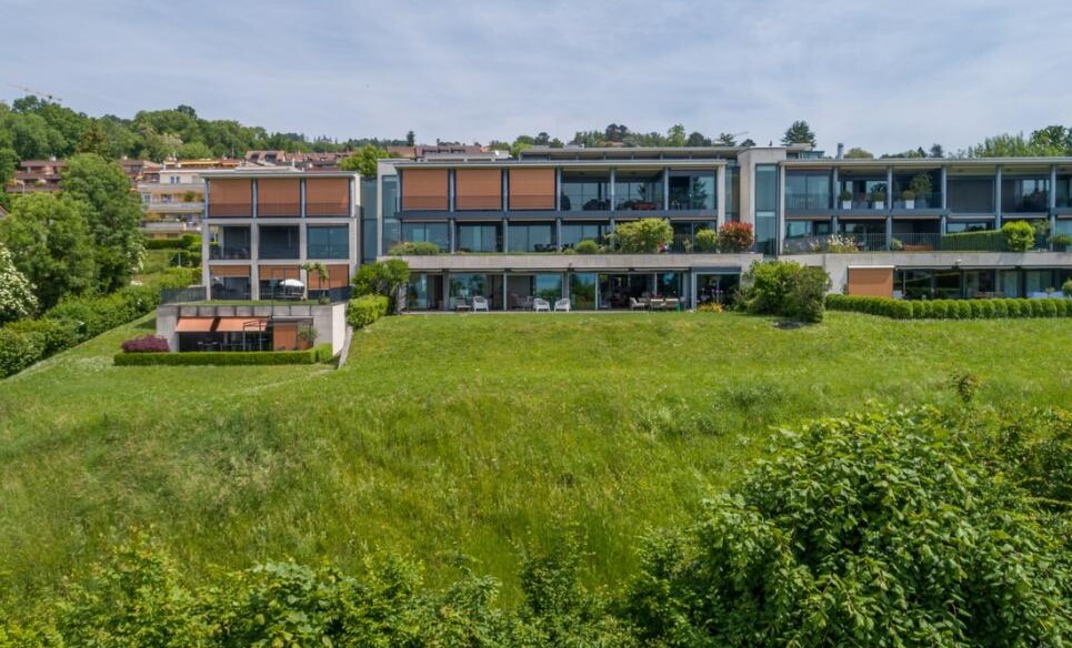SPLENDIDE VUE SUR LE LAC DANS UN ÉCRIN DE VERDURE