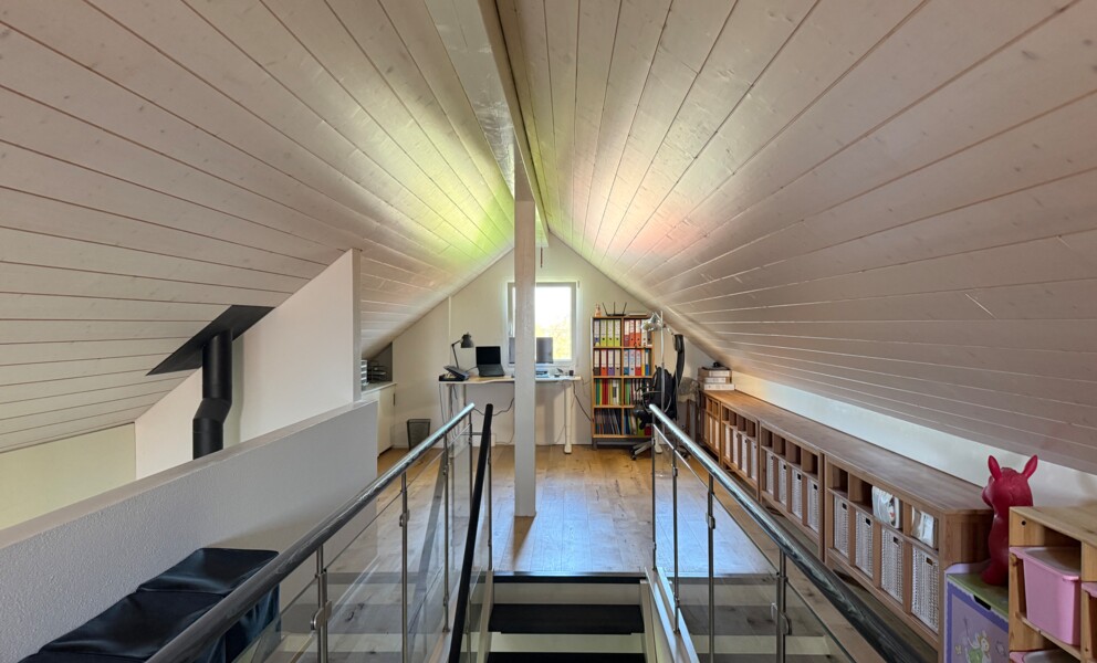 A CUARNENS, ATTIQUE 5.5 PIECES AVEC MEZZANINE DE 200 M2 POUR FAMILLE